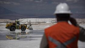 Imagen de archivo. Un trabajador observa maquinaria en una piscina de salmuera en la mina de litio de la empresa chilena SQM (Sociedad Química Minera) en el desierto de Atacama, Calama, Chile, el 12 de septiembre de 2022.