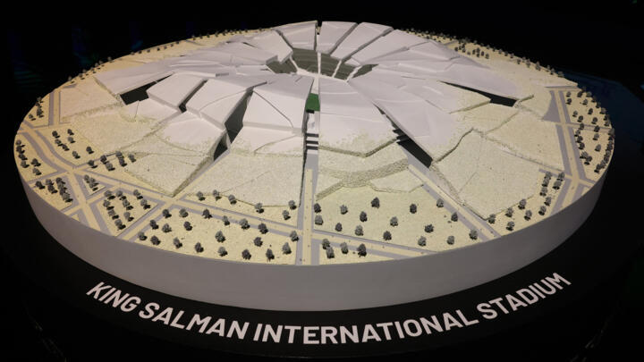 Une photo prise le 30 octobre 2024 montre une illustration du stade international King Salman à Riyad en Arabie Saoudite, lors d'une visite des médias dans l'exposition de la candidature saoudienne po