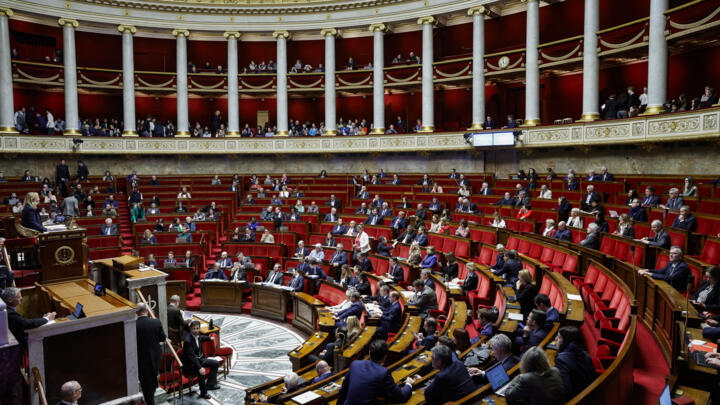 La séance de vote du projet de loi de finances rectificative à l'Assemblée nationale à Paris le 16 décembre 2024.