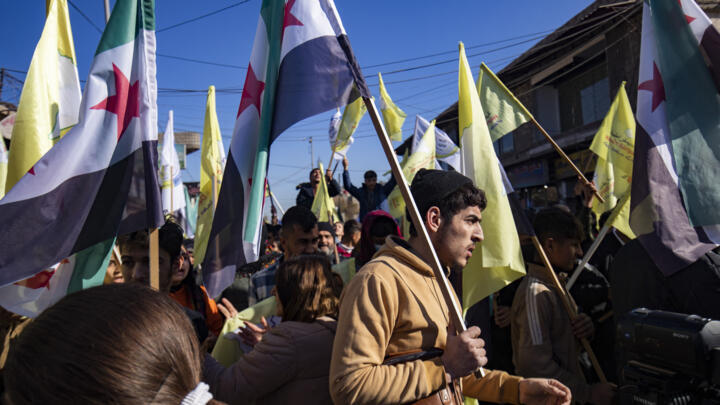 Des Kurdes syriens brandissent des drapeaux de l'époque de l'indépendance lors d'une manifestation de soutien aux Forces démocratiques syriennes (FDS), soutenues par les États-Unis et dirigées par les