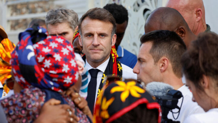 Le président Emmanuel Macron lors d'un échange avec les habitants de Mamoudzou, à Mayotte, le 19 décembre 2024.
