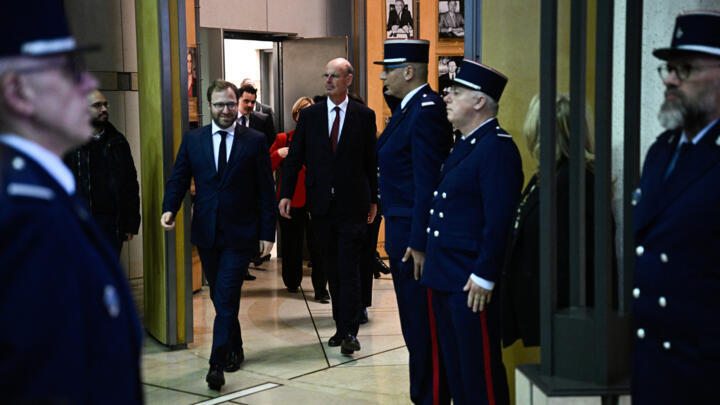 Éric Lombard (au centre) et Antoine Armand (à sa gauche) lors de la cérémonie de passation des pouvoirs au ministère de l'Économie et des Finances à Paris, le 23 décembre 2024.