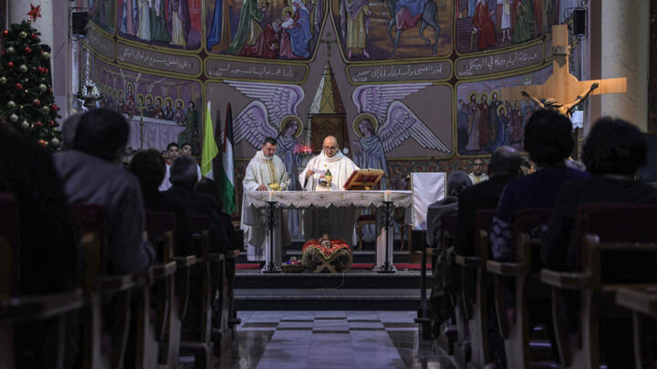 Une célébration catholique pendant la messe de la veille de Noël à l'église du quartier Zaytoun de la ville de Gaza, le 24 décembre 2024.