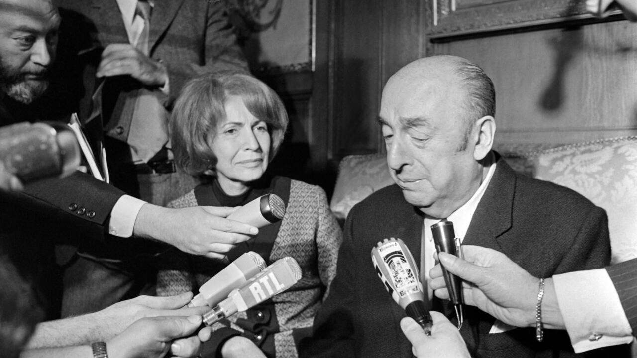 Chilean writer, poet and diplomat Pablo Neruda, then ambassador in France, answers journalists' questions on October 21, 1971 next to his wife at the Chilean embassy in Paris.