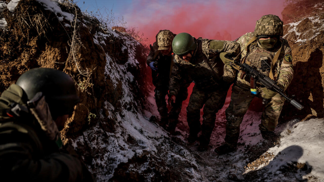 Los militares de la 24.a Brigada Mecanizada Separada Rey Danylo de las Fuerzas Armadas de Ucrania participan en un ejercicio de medicina táctica, en medio del ataque de Rusia a Ucrania, en la región de Donetsk, Ucrania, el 14 de diciembre de 2024.