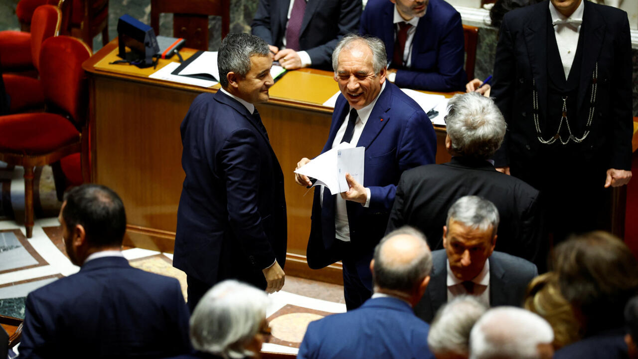 Le Premier ministre Bayrou et le député et futur Garde des Sceaux Darmanin discutent en marge de la session des questions au gouvernement, à l'Assemblée nationale (Paris), le 17 décembre 2024.