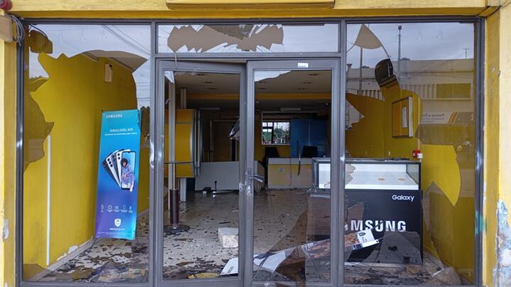 Une vitrine endommagée à Maputo où des violences ont éclaté après la confirmation de la victoire électorale du parti au pouvoir, le 24 décembre 2024.