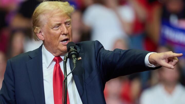 Fotografía de archivo del 20 de julio de 2024 del candidato presidencial republicano Donald J. Trump hablando en su primer mitin en el Van Andel Arena, en Michigan (Estados Unidos).