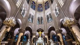 La cruz dorada diseñada por el artista francés Guillaume Blardet sobre el sagrario de la catedral de Notre-Dame de París en París, Francia, el 8 de diciembre de 2024.