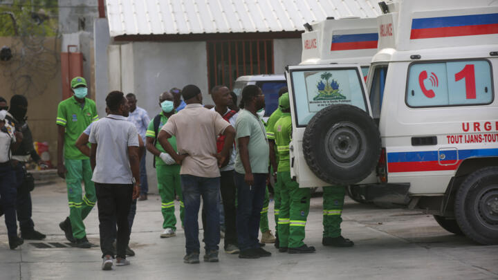 Une ambulance transportant des blessés par des gangs armés à l'hôpital général de Port-au-Prince, le 24 décembre 2024.