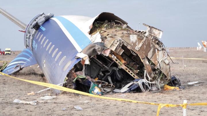 Vue de drone du site du crash d'un avion d'Azerbaijan Airlines près de la ville d'Aktau, au Kazakhstan, le 25 décembre 2024.