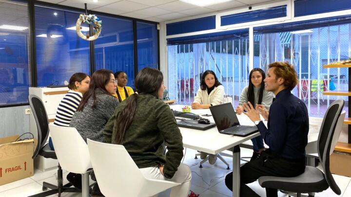 Un atelier pour apprendre le métier de réceptionniste, à la Fondation Madrina (Madrid)