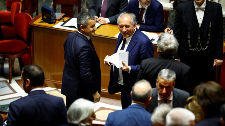 Le Premier ministre Bayrou et le député et futur Garde des Sceaux Darmanin discutent en marge de la session des questions au gouvernement, à l'Assemblée nationale (Paris), le 17 décembre 2024.